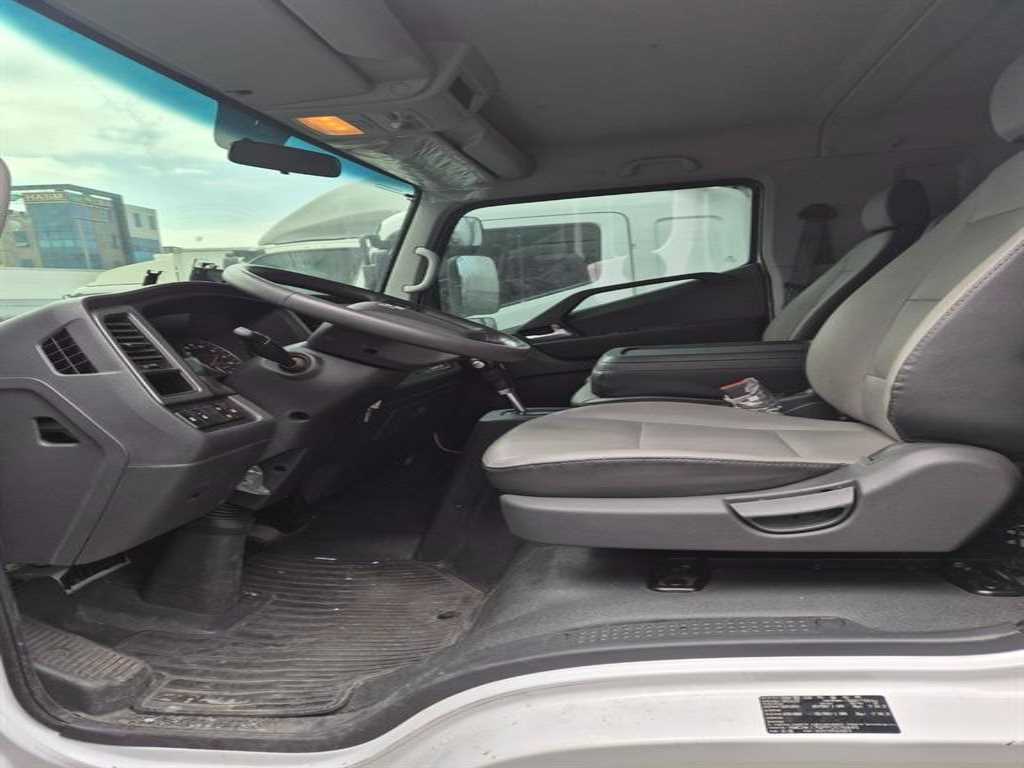 medium and large cargo truck - Vista 5