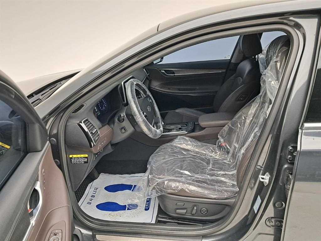 HYUNDAI Grandeur - Vista 11