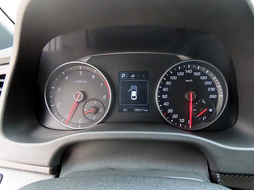 HYUNDAI Avante - Vista 9