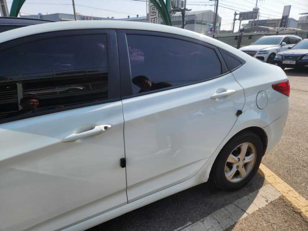 HYUNDAI Accent - Vista 6