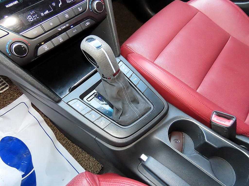 HYUNDAI Avante - Vista 10