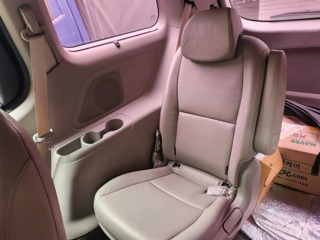 KIA Carnival - Vista 11