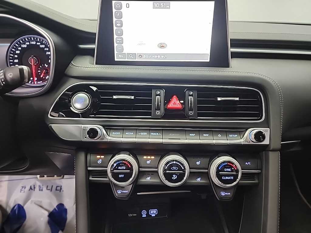 Genesis G70 - Vista 10