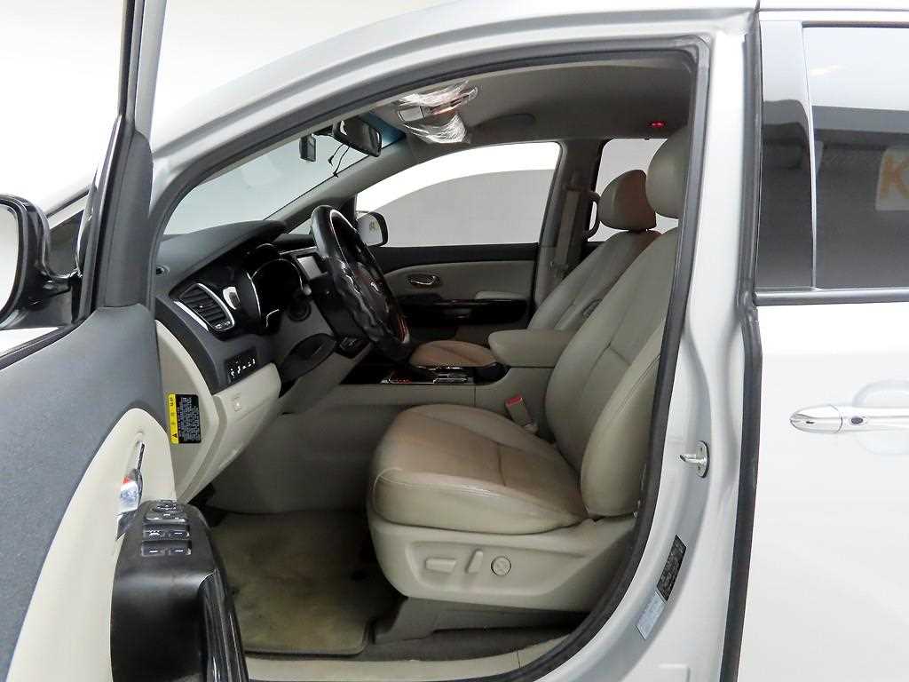 KIA Carnival - Vista 11