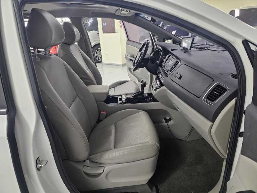 KIA Carnival - Vista 6