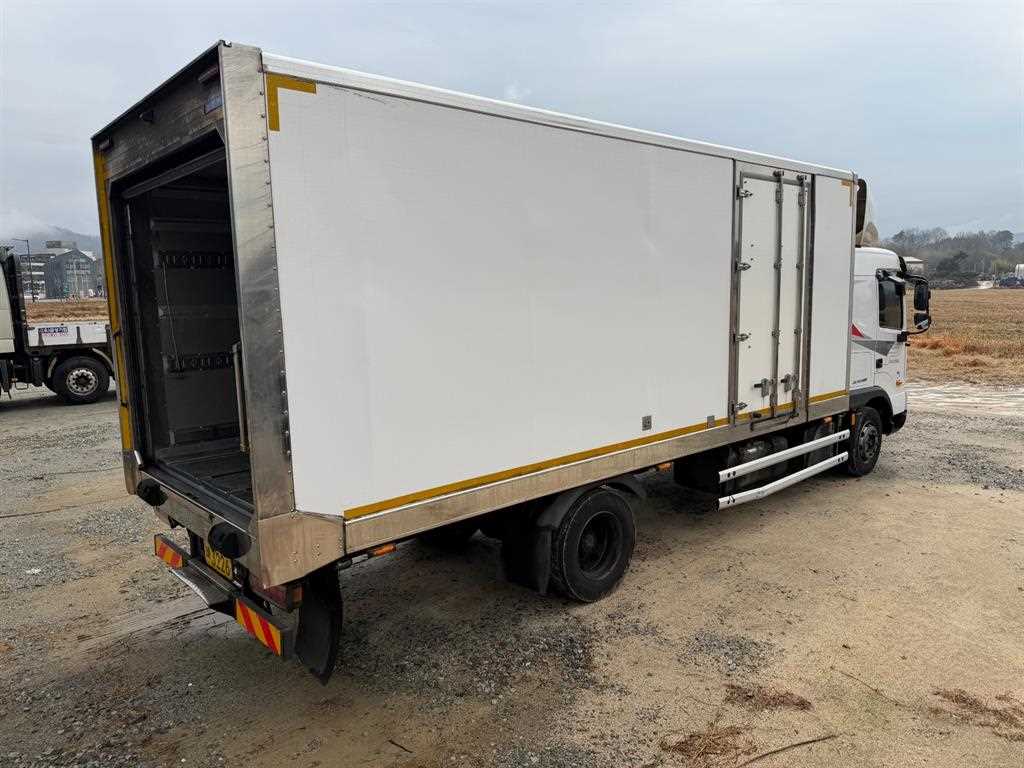 medium and large cargo truck - Vista 5