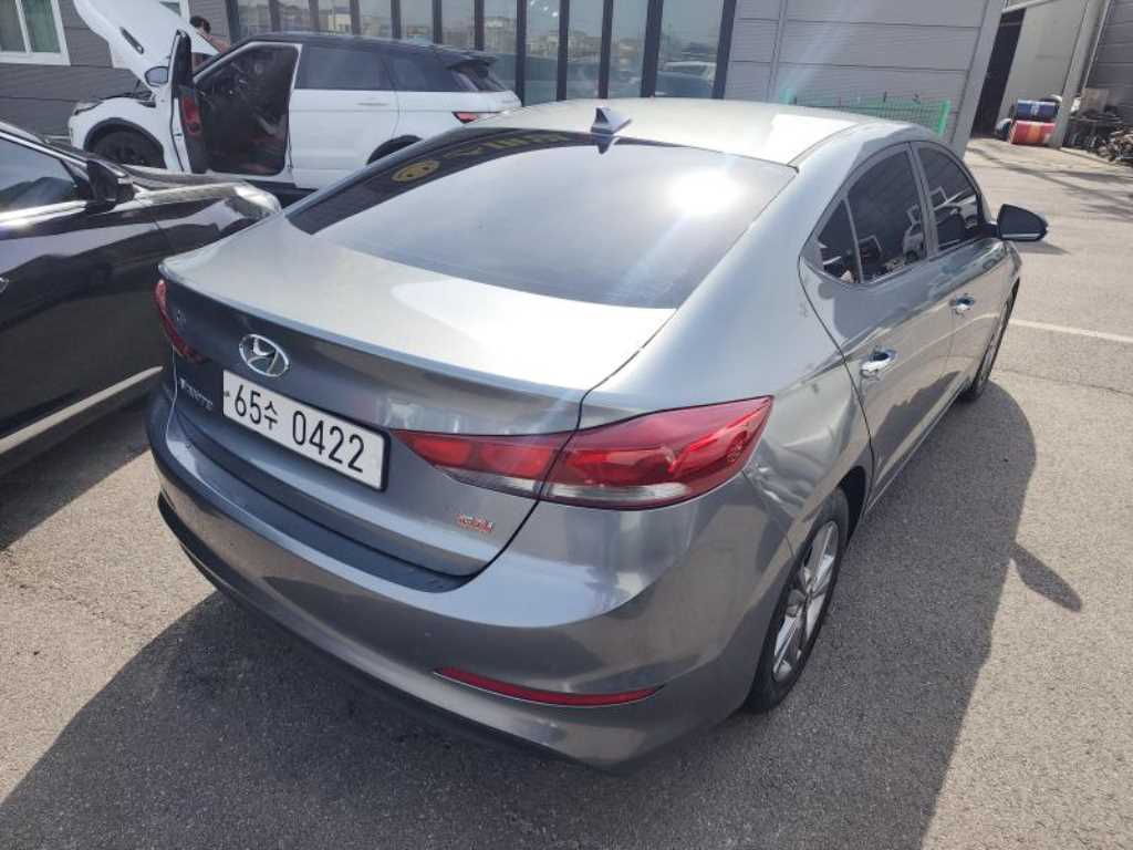 HYUNDAI Avante - Vista 6