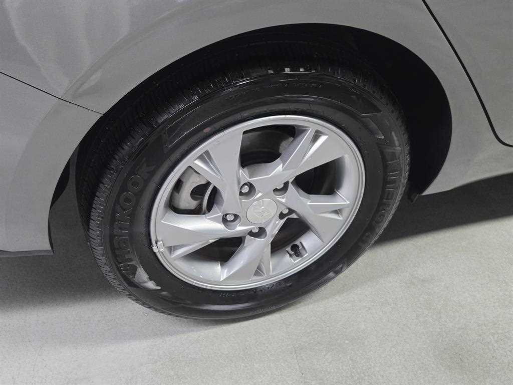 HYUNDAI Avante - Vista 5