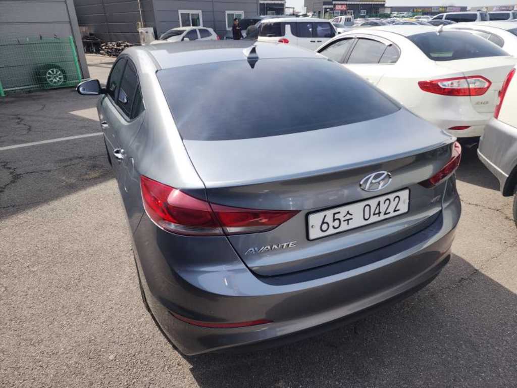 HYUNDAI Avante - Vista 5