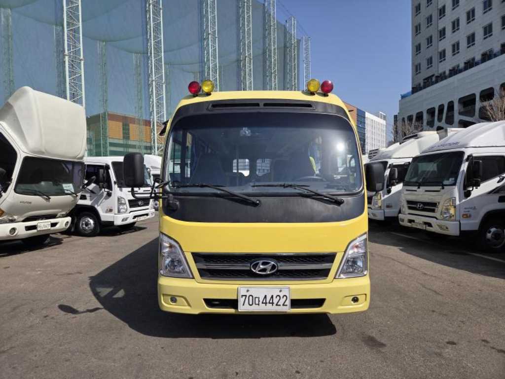 medium and large bus Hyundai bus - Vista 2