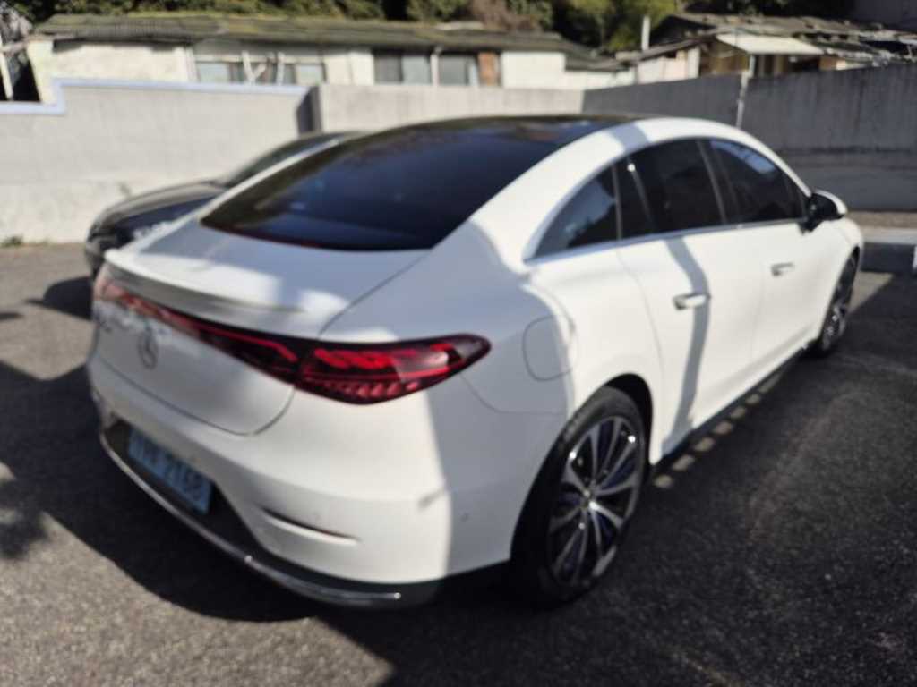 Mercedes Benz EQE - Vista 6