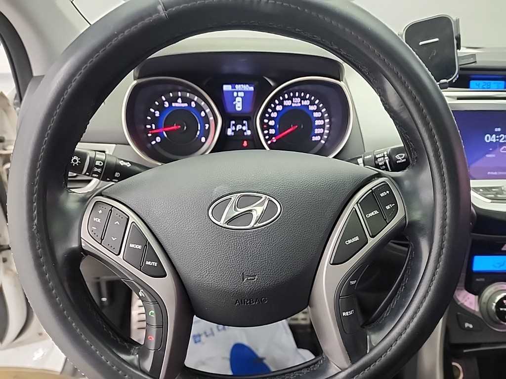 HYUNDAI Avante - Vista 9