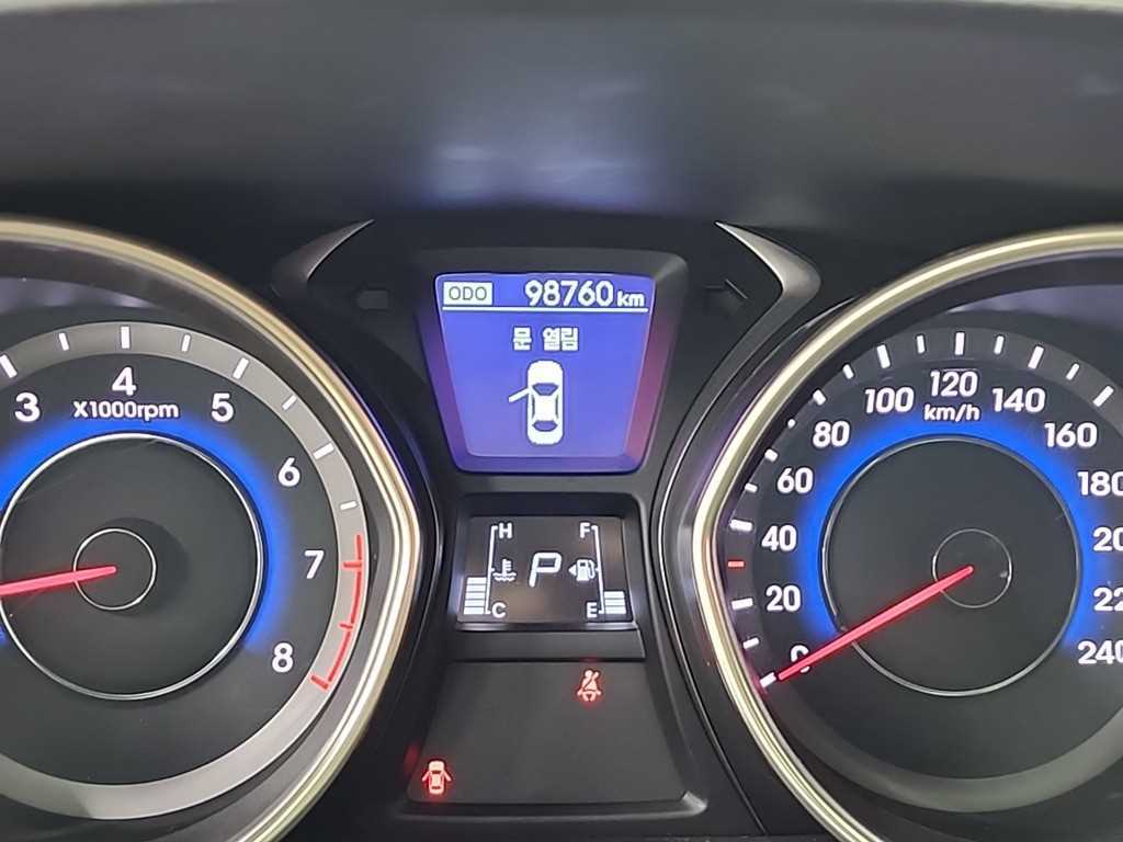 HYUNDAI Avante - Vista 6