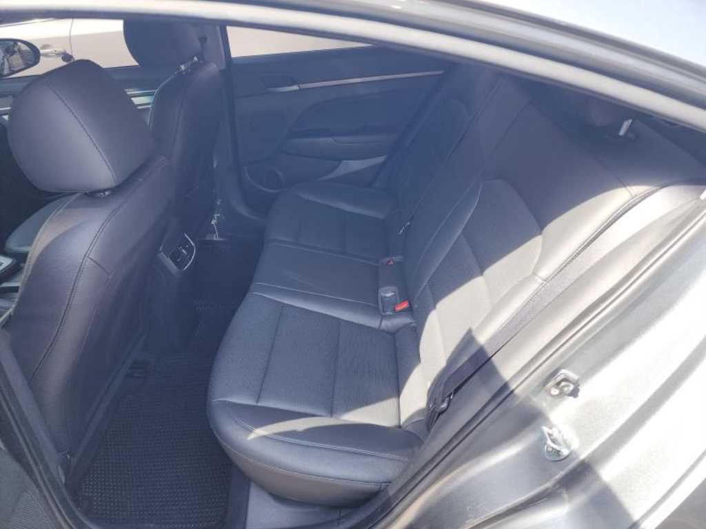 HYUNDAI Avante - Vista 9