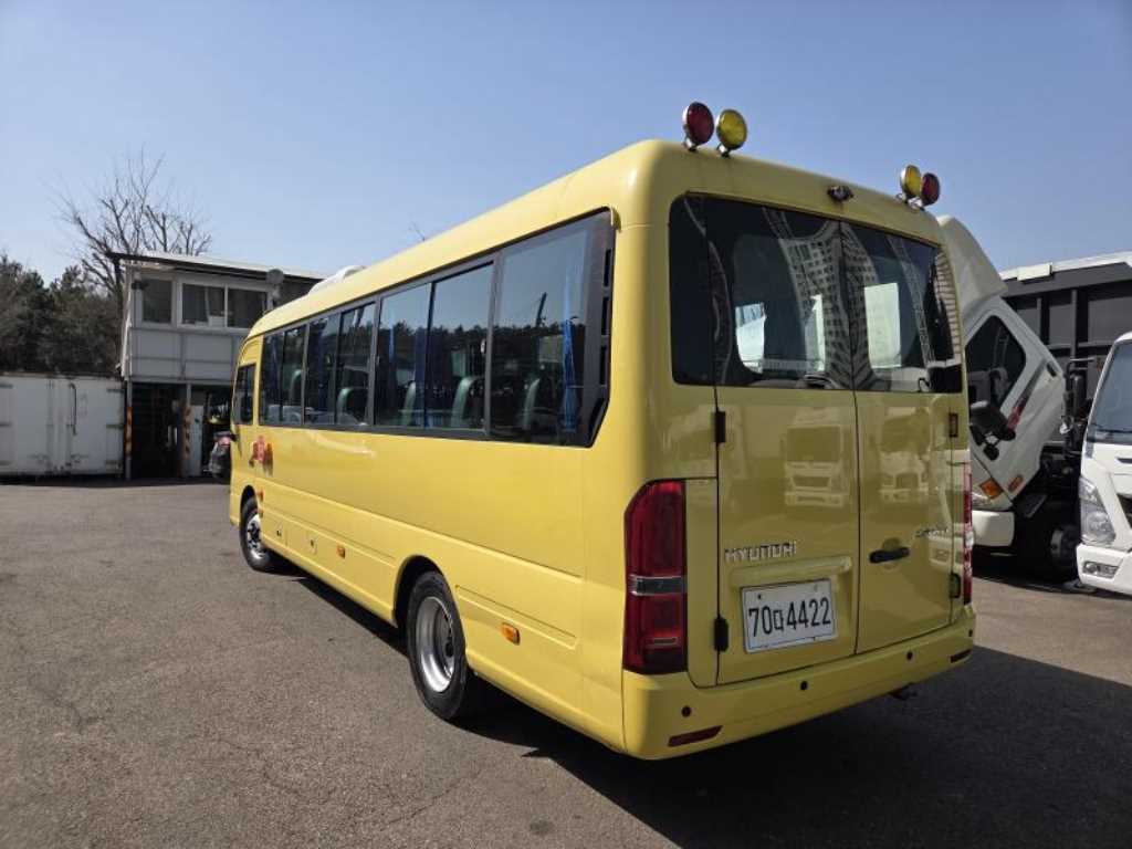medium and large bus Hyundai bus - Vista 6