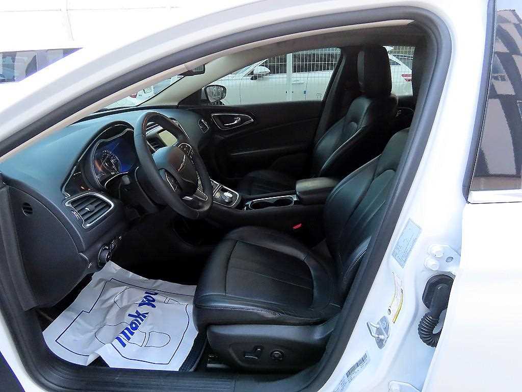 Chrysler 200 - Vista 5