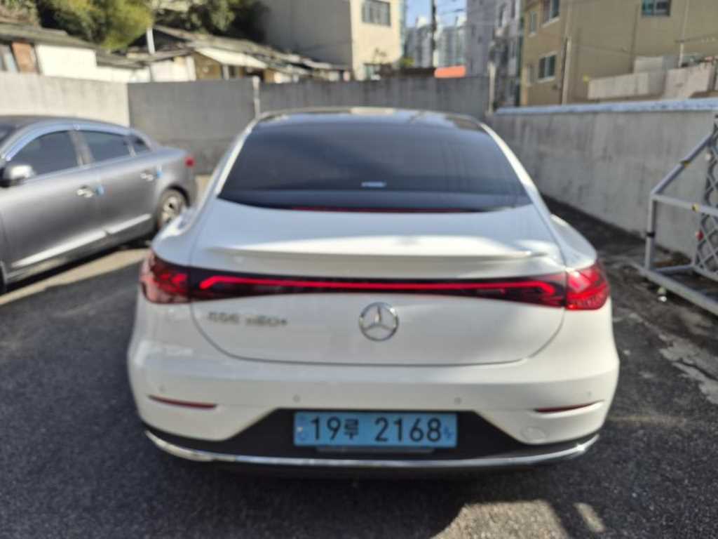 Mercedes Benz EQE - Vista 4