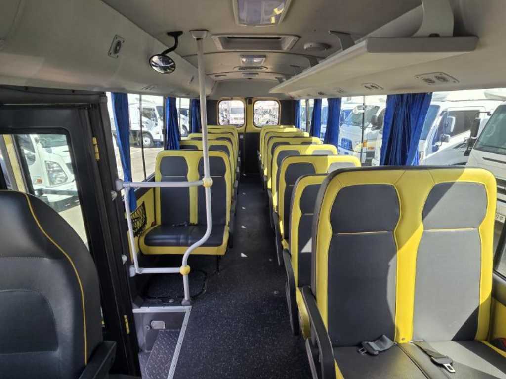 medium and large bus Hyundai bus - Vista 12