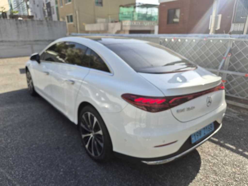 Mercedes Benz EQE - Vista 5