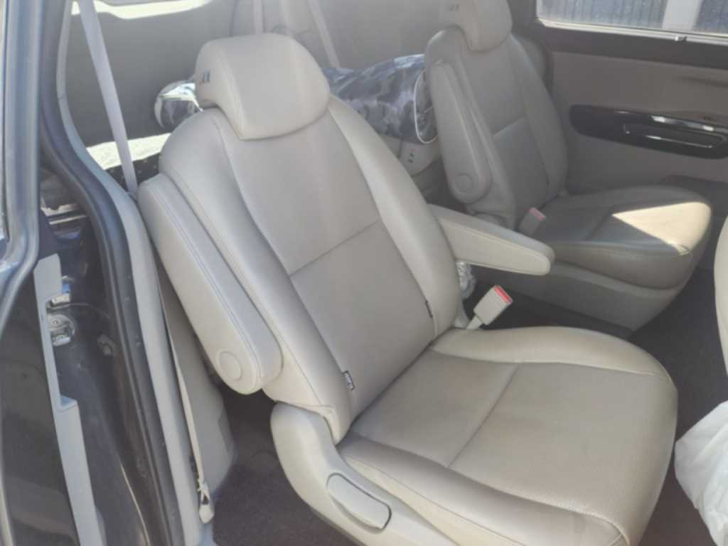 KIA Carnival - Vista 8