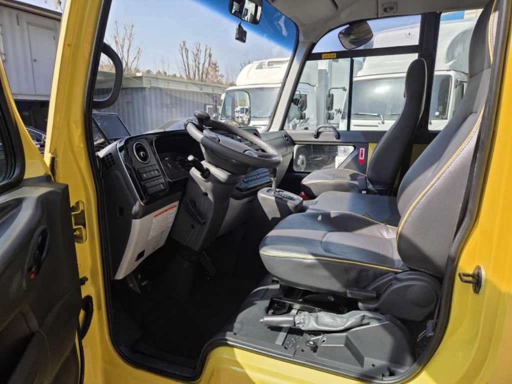 medium and large bus Hyundai bus - Vista 7