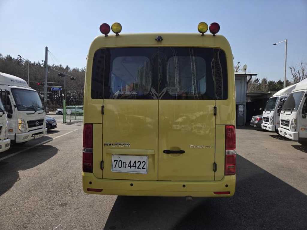 medium and large bus Hyundai bus - Vista 5
