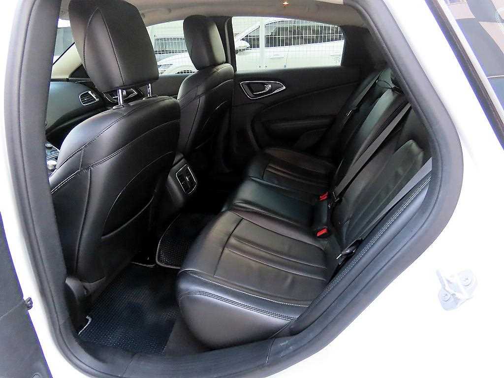 Chrysler 200 - Vista 6