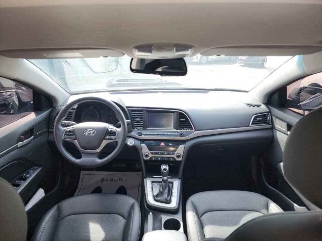 HYUNDAI Avante - Vista 10