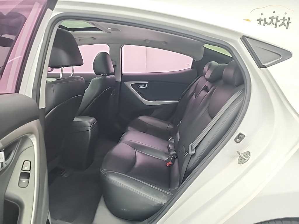 HYUNDAI Avante - Vista 12