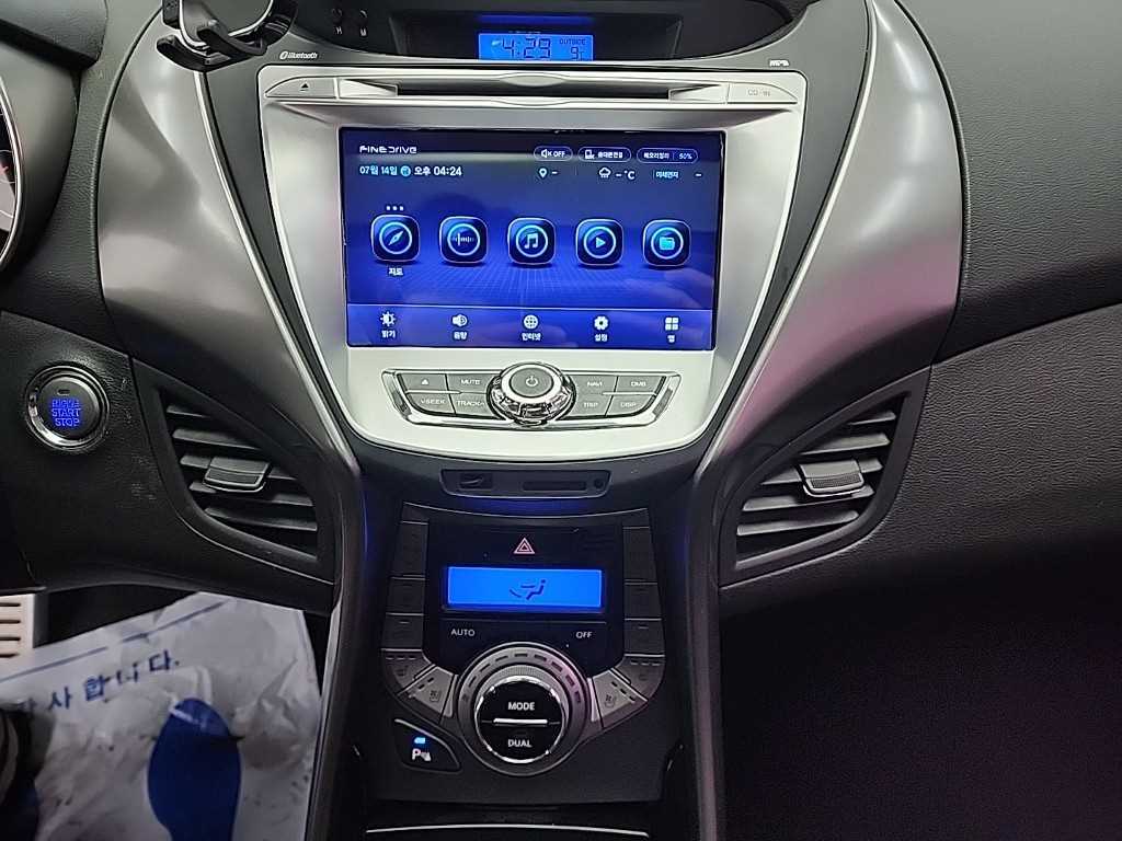 HYUNDAI Avante - Vista 10