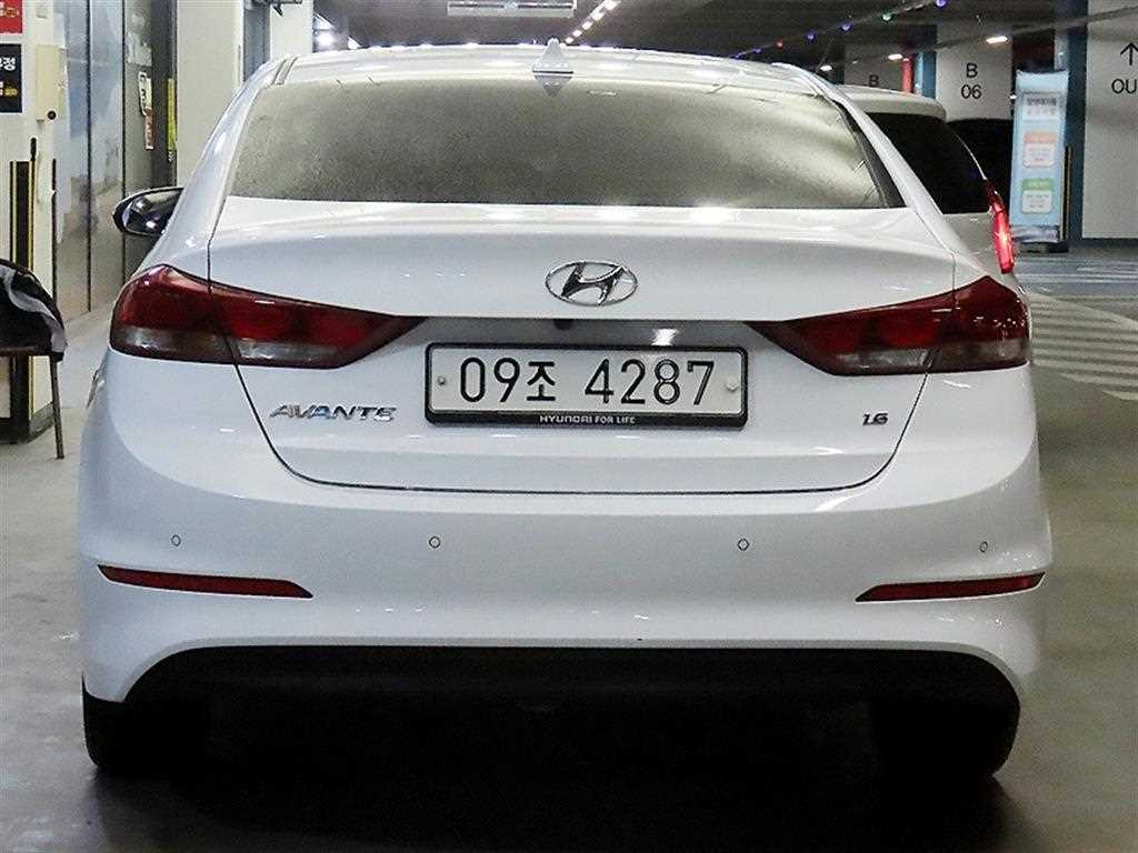 HYUNDAI Avante - Vista 5