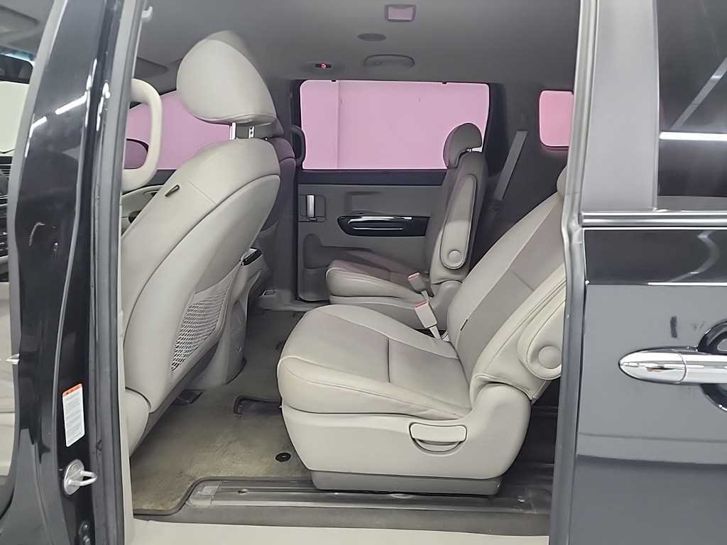 KIA Carnival - Vista 12