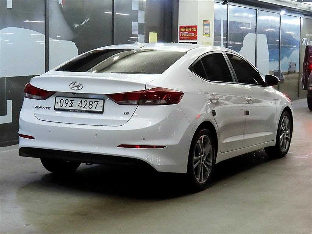 HYUNDAI Avante - Vista 4