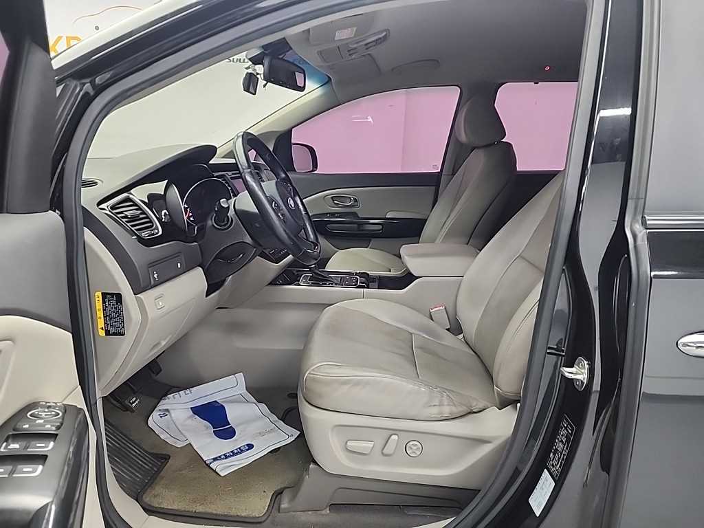 KIA Carnival - Vista 11