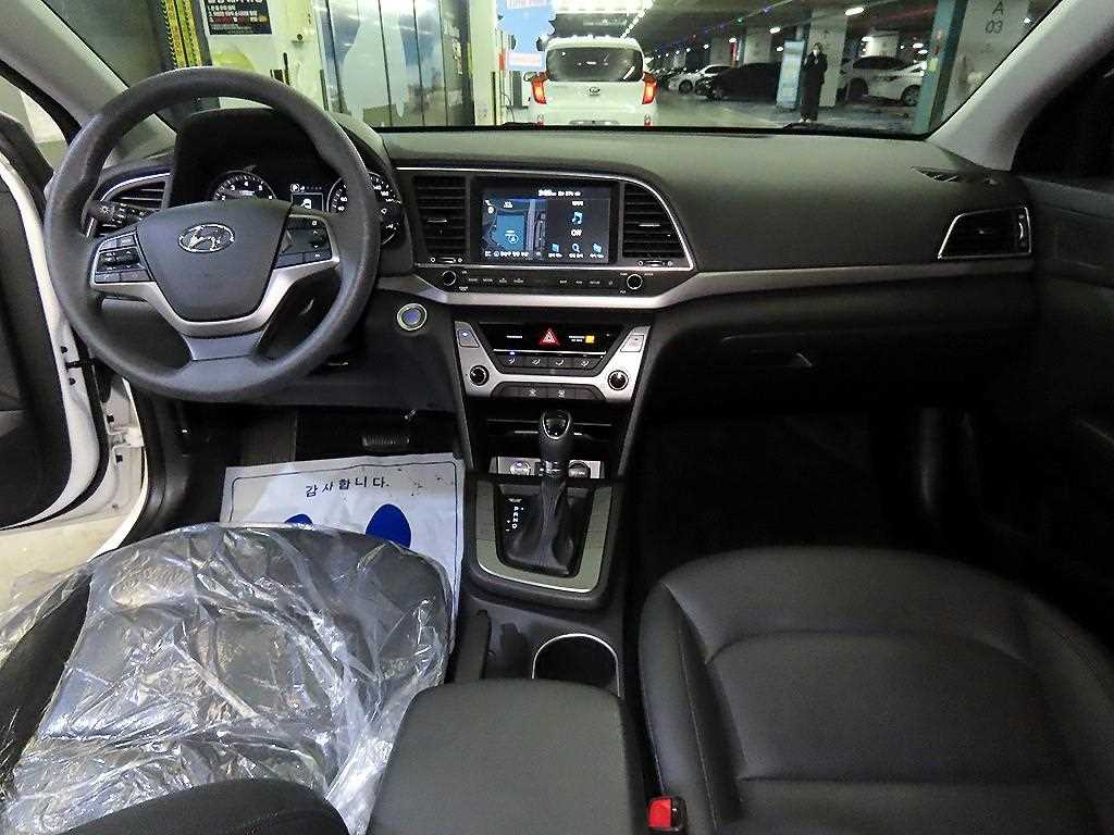 HYUNDAI Avante - Vista 10