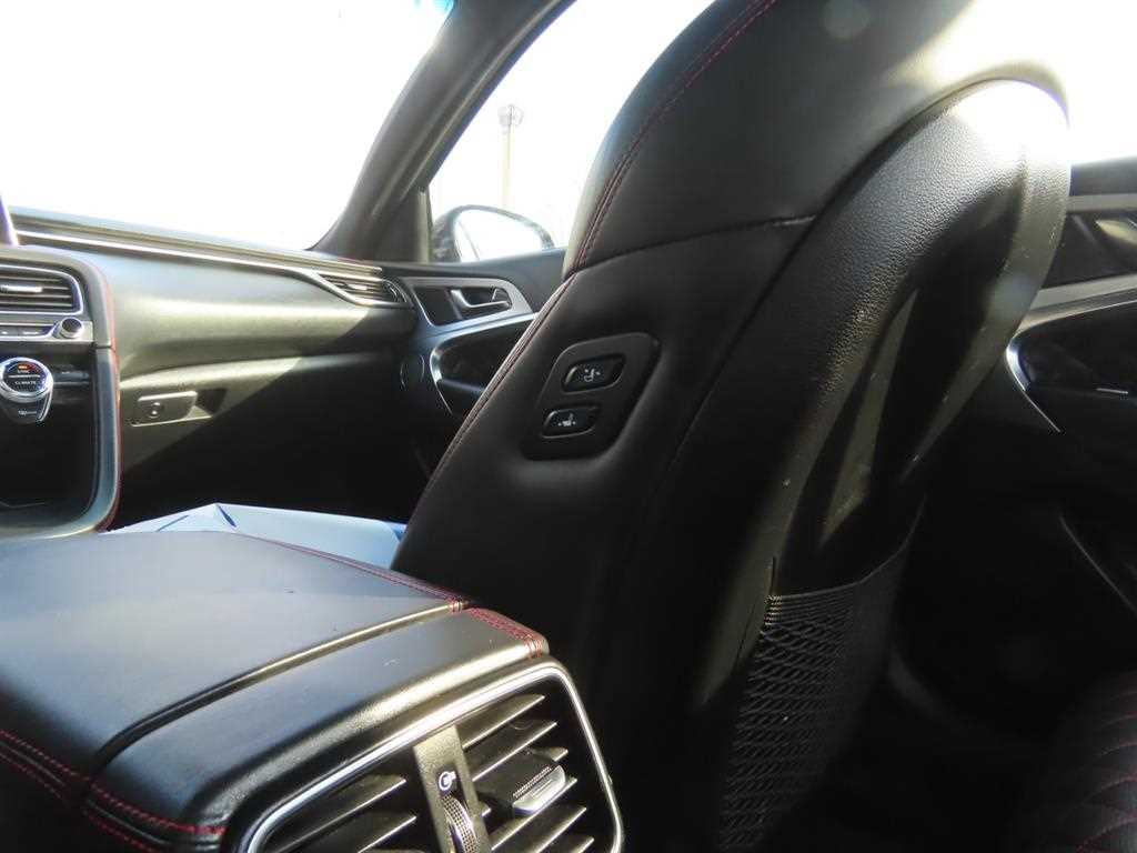 Genesis G70 - Vista 8