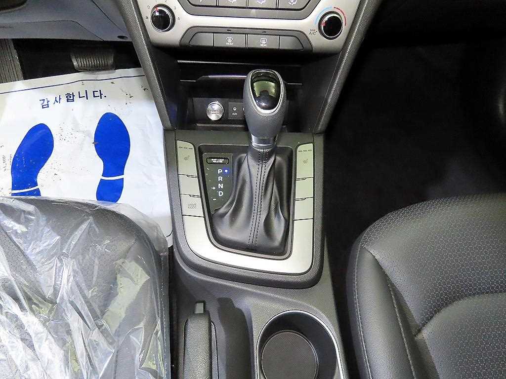 HYUNDAI Avante - Vista 12