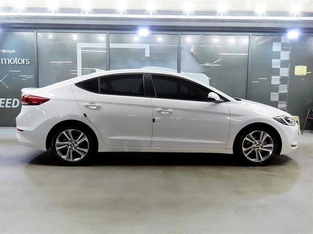 HYUNDAI Avante - Vista 3