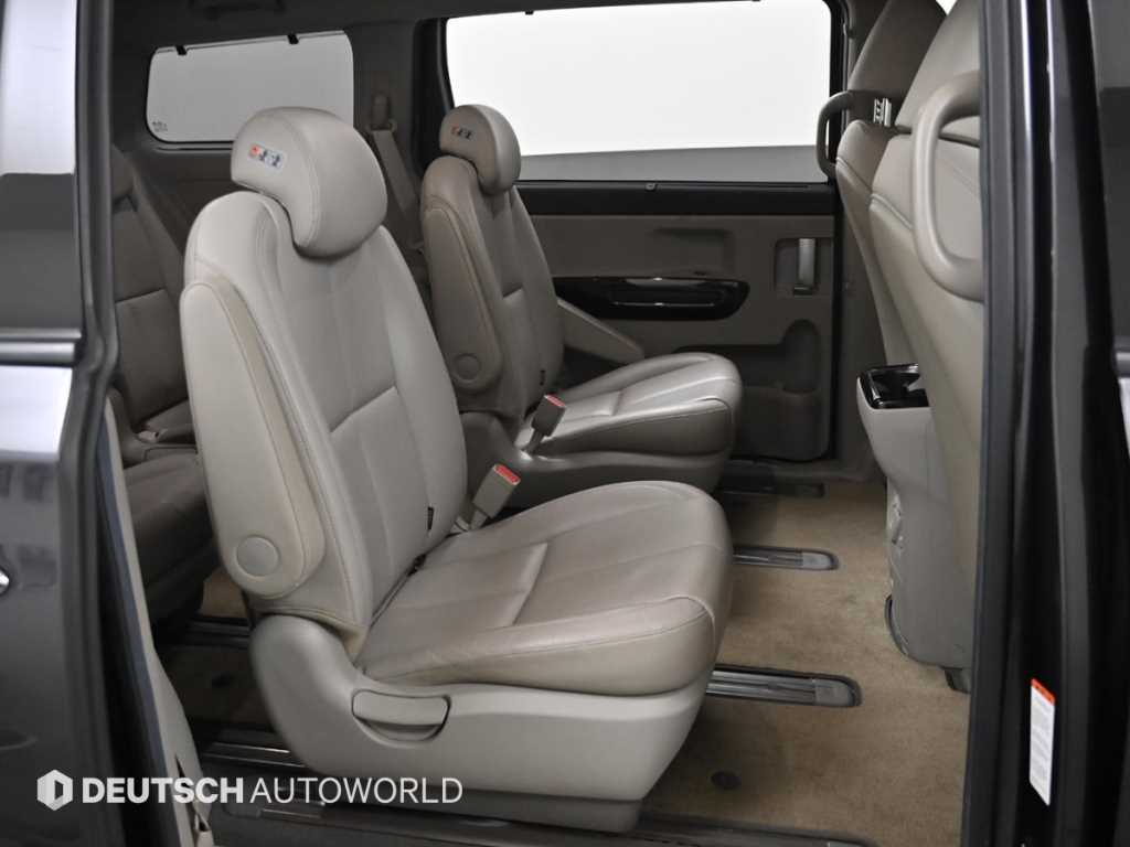 KIA Carnival - Vista 12