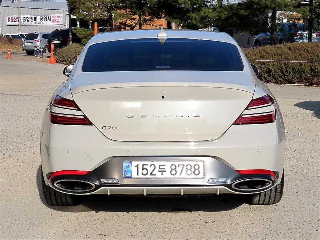 Genesis G70 - Vista 4