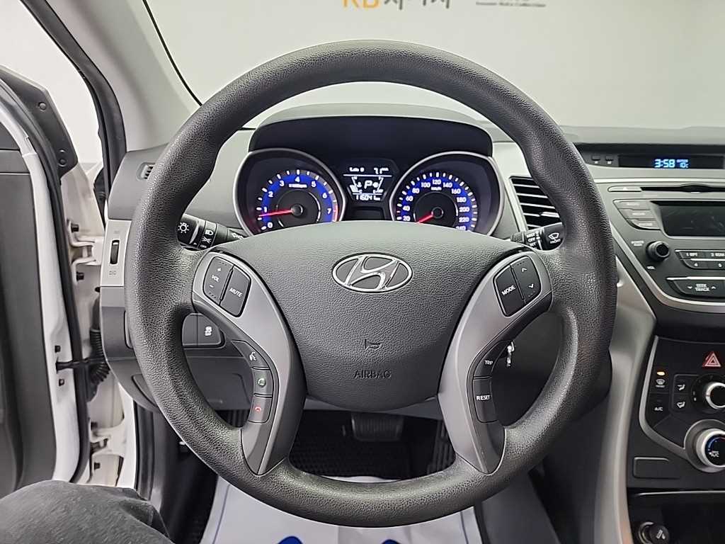 HYUNDAI Avante - Vista 9