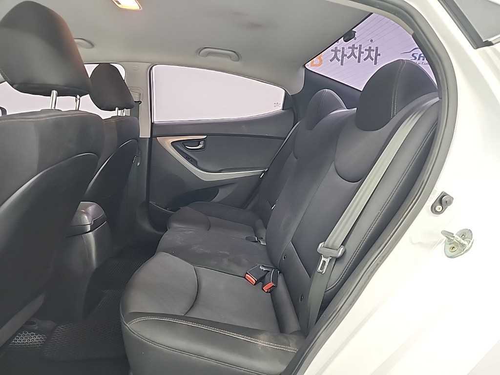 HYUNDAI Avante - Vista 12