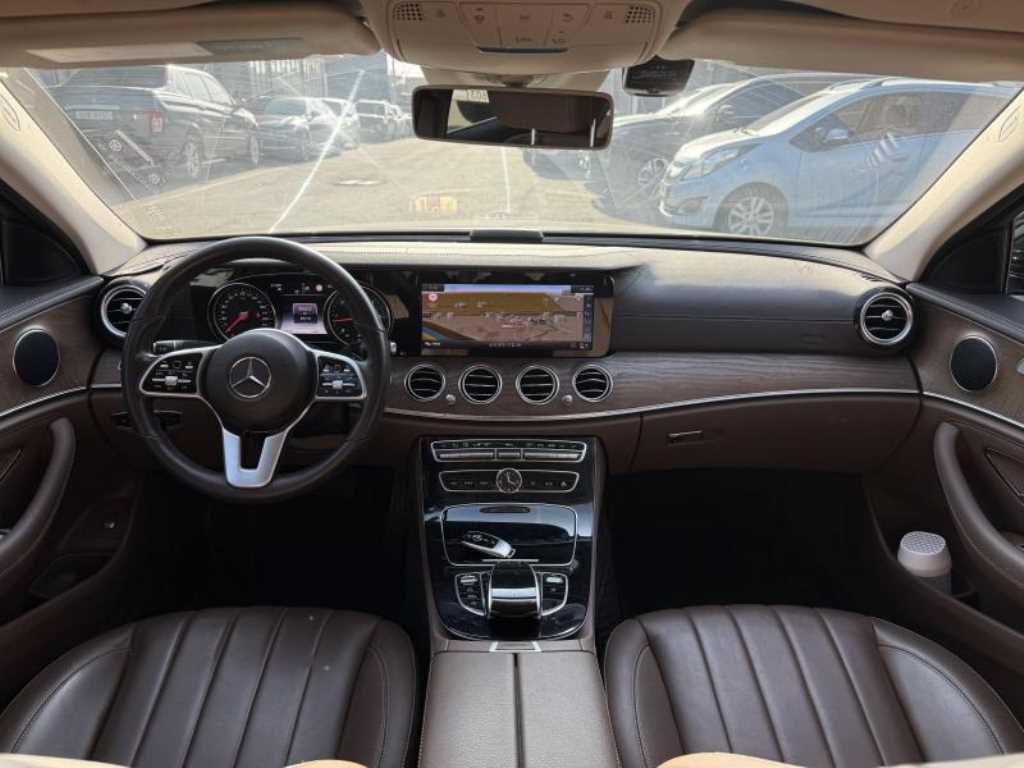 Mercedes Benz E class - Vista 8