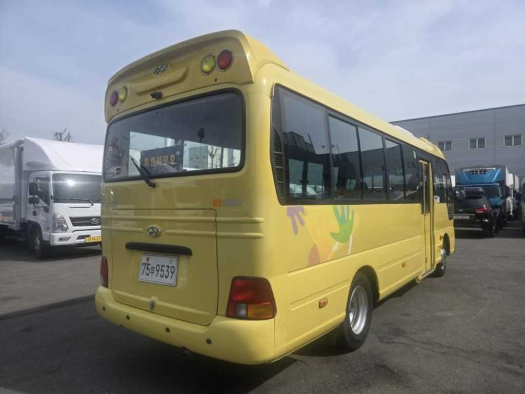medium and large bus Hyundai bus - Vista 3