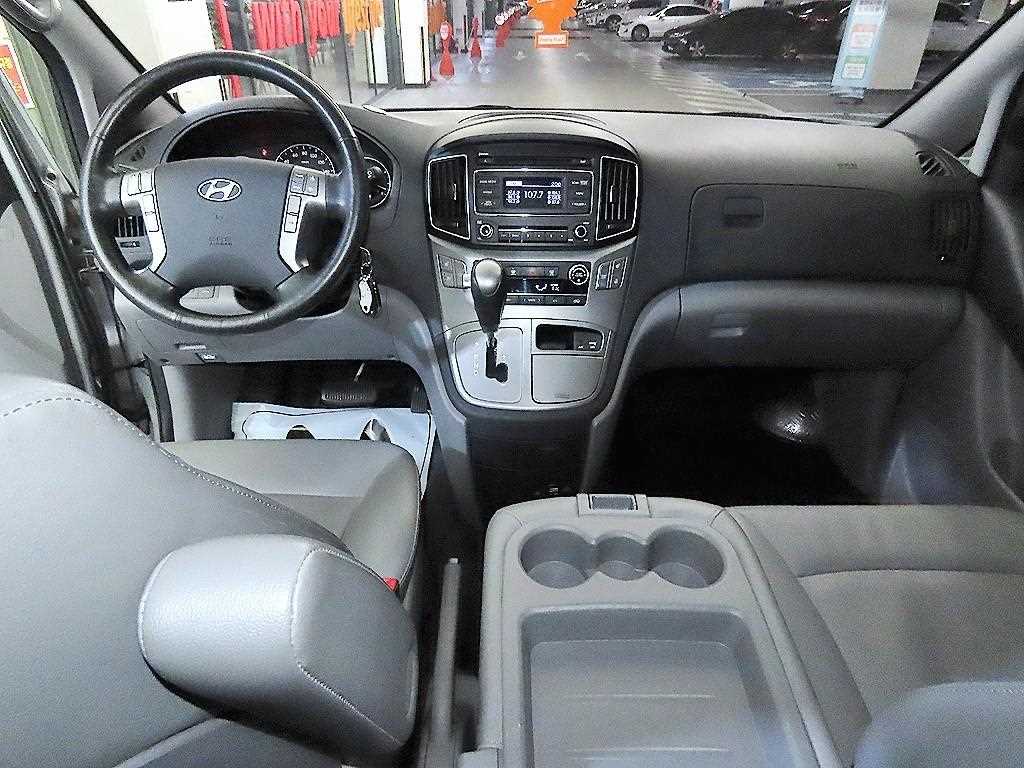 HYUNDAI Starex - Vista 10