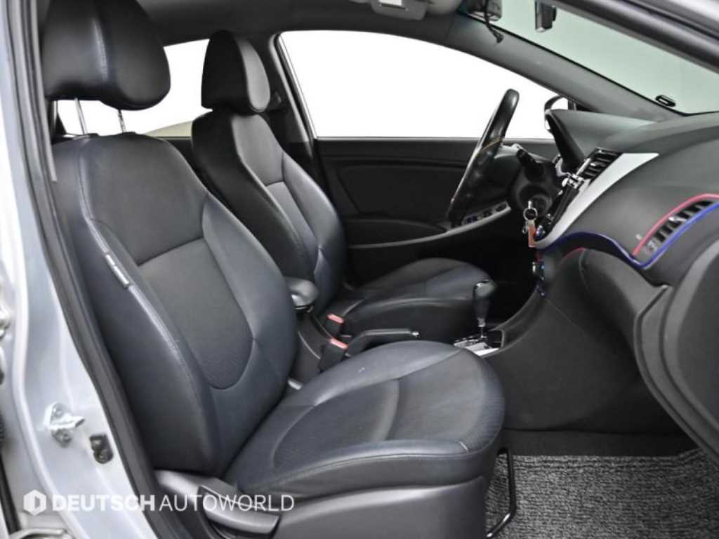 HYUNDAI Accent - Vista 10