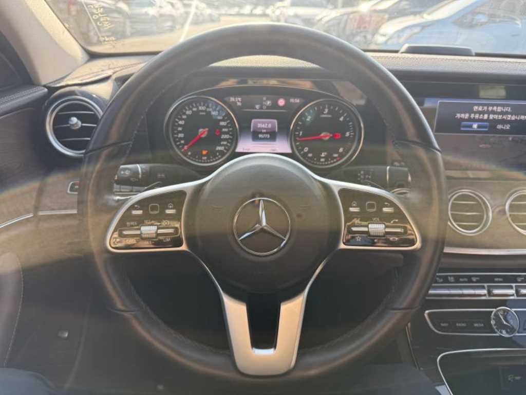 Mercedes Benz E class - Vista 9