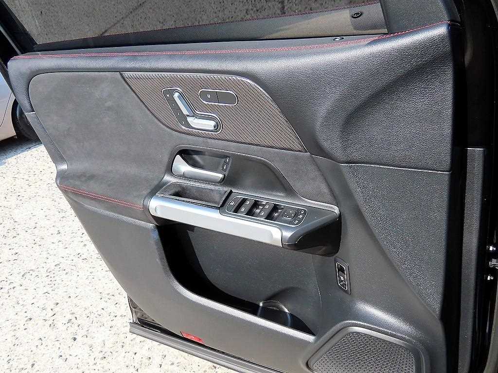 Mercedes Benz GLB Class - Vista 11