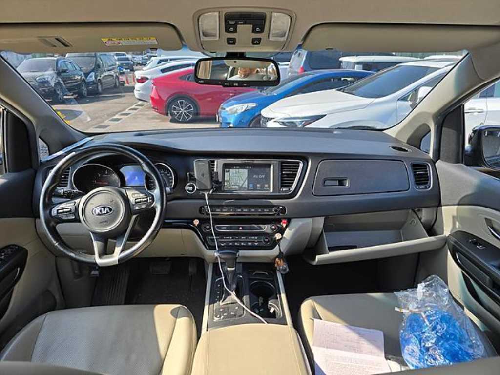 KIA Carnival - Vista 6