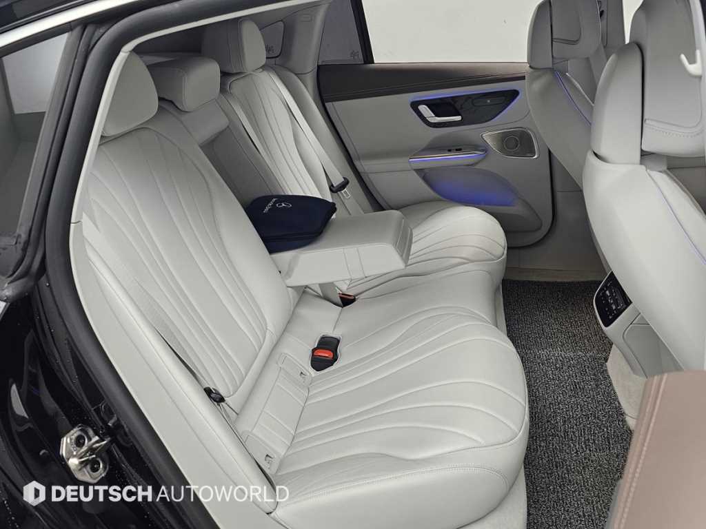 Mercedes Benz EQE - Vista 12